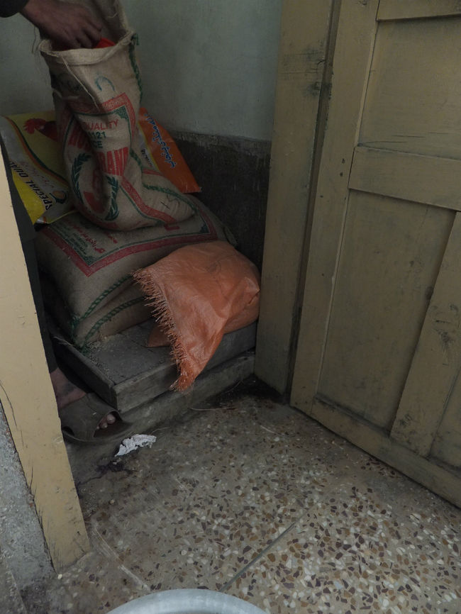 倉庫にある麻袋は家畜の餌かと思いきや、米が出てきた。<br /><br />何事も外見で判断してはいけない。