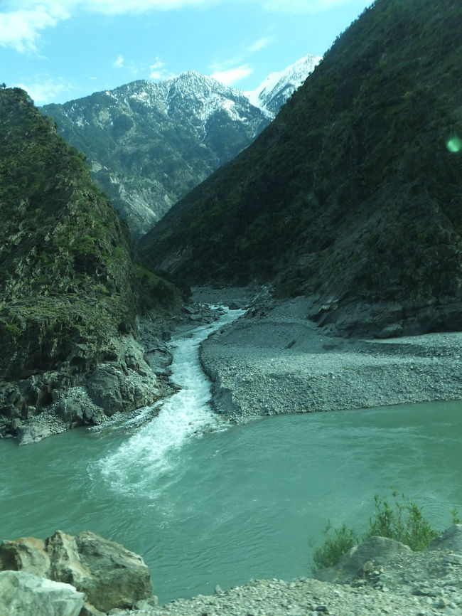 インダス川は、常に変わらずの白濁エメラルドグリーン。<br />道の側を流れ続けてます。