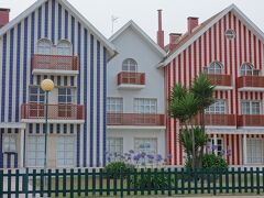 ■コスタ・ノバCosta Nova　（1時間）
18：30〜19：30
「かわいいストライプの家並み」を見に来た。

下調べをしなかったので、コスタ・ノバのどのあたりに風景があるのかわからず、暫く車でぐるぐる。時々点々と目にするストライプの家、まさかこれが...。まさかだった。曇ってたのもあり、正直期待していたほど感動はなかった。もっとずらりと集結している通りもあった気がするのですが、疲れていたのでビーチを少し歩いて帰りました。
思い出に可愛らしい風景写真が撮れて良かったです。

旅を決めた参考
http://matome.naver.jp/odai/2140176824867260901?page=2
http://plaza.rakuten.co.jp/girassol2006/diary/200705140000/