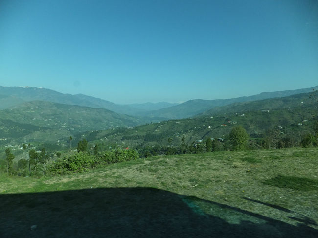 ここで、今まで頑張ってきたバスのエンジントラブルが発生。<br /><br />坂道でギアチェンジした瞬間に動力が切れるという、お約束のような事態が。<br />そりゃ10日も酷使すれば壊れもします。<br /><br />確か、往路でもこの場所に停車した気がするのは気のせいか？<br /><br />2台に分乗していたのが不幸中の幸いで、無事な1台に全員が乗り込んで残りの旅を再開。<br /><br />