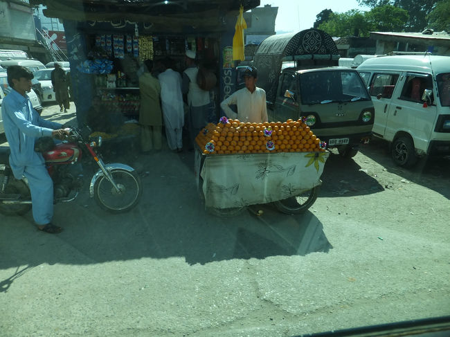 イスラマバードに近づくにつれて、窓の外にはヤギや牛やよりも人の姿が多くなる。<br />町に活気が出てくるし、何より気温が上がる。<br />2日前までは「ダウン」だ「ニット」だと言っていたのに、今日は全員シャツやロンT姿に。<br />