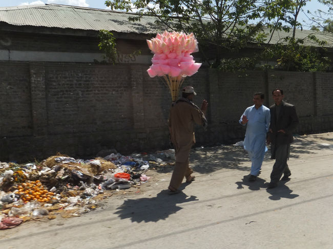 あれ何屋？あれは何だ？？という質問も増える。<br />だって、本当に何を売っているか分からない。