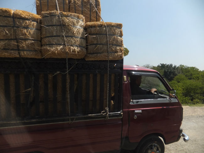 明らかな過積載。<br />後ろも見えてなさそうだ。