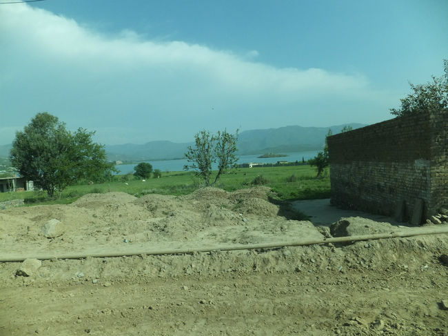 この日はタキシラの近く、湖の見える場所で昼食。<br />出発から重なってしまったチェックポイントでの待ち時間ロス、加えてバスのトラブルありで、大幅に遅れたランチになった。<br />