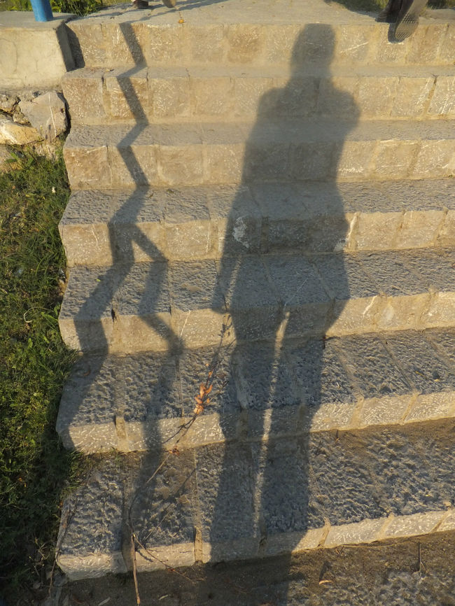 昔の僧院、いわゆる学問所であるジョーリアンは石段登った上にある。<br />夕方、少しは涼しくなった時間だからいいものの、これが日中だったら暑くて階段を上るのも一苦労だろう。