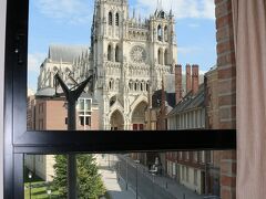 （部屋から望むノートルダム大聖堂）

アミアンのホテルは"Mercure Amiens Cathedrale"

チェックインの際にダメもとでカテドラル・ビューのお部屋を
お願いしたところ、数少ないそのお部屋にアサインしていただけて
ラッキーでした。

というわけで、前置きが異常～に長くなりましたが
ここからがアミアン旅行記の始まりです(^^ゞ