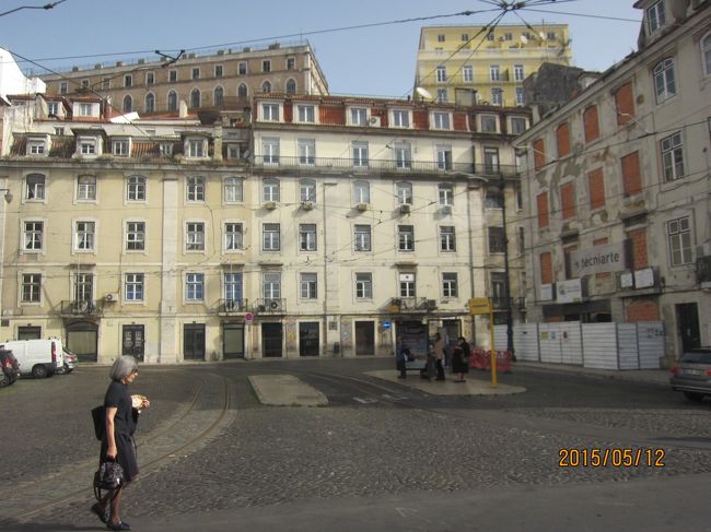 みなと近くの、お店で、セッテ”・コリナーシュ"という、地下鉄・バス・ケーブルカー載り放題の１日券カードを買いました。<br />そして、バス停で、バスを待っています。