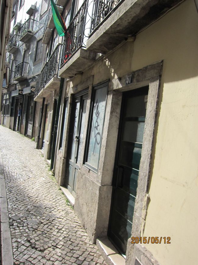 市電は、軒下をかすめて通ります。