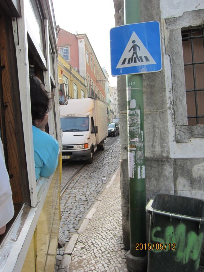 市電は、軒下をかすめて通ります。