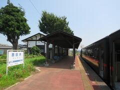 西田井駅に着きました。

上り列車とのすれ違いのため停車時分があるのでホームに降りました。

駅舎は1998年（平成10年）に改築されました。（レトロな駅舎です）

何となく、ホッとするような駅です。

■西田井駅

本村の西へ出た支村の意。井は湧き水があったり水量が豊かな村であったことを示している。（真岡鐵道より）