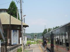 市塙駅（いちはな）に着きました。

上り列車とのすれ違いのため停車時分があるのでホームへ降ります。

■市塙駅

緑豊かな田園地帯で昔からの農業を主産業とした純農村の町である。
現在では、工業団地も誘致し、生産高が伸び、農・商・工が調和のとれた町づくりを進めている。（真岡鐵道より）