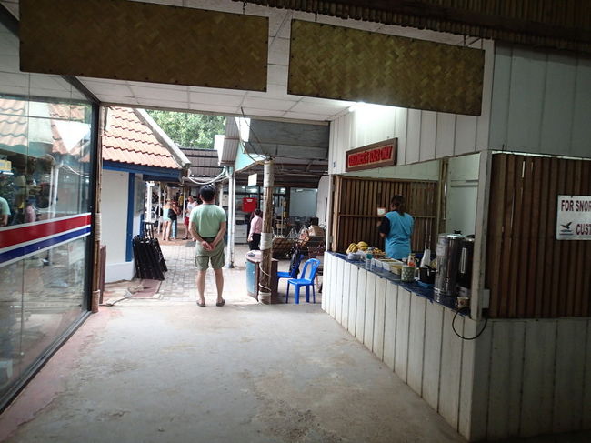 待合室の横にはシュノーケル客用のサービスコーナーがあります。<br />手前のタンクは水とお湯があり、セルフでインスタントコーヒーなどを作ります。