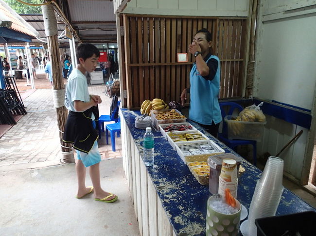 食べ物も色々並んでいましたが、無料なので乗客にはバナナ一房、がめている人もいました。