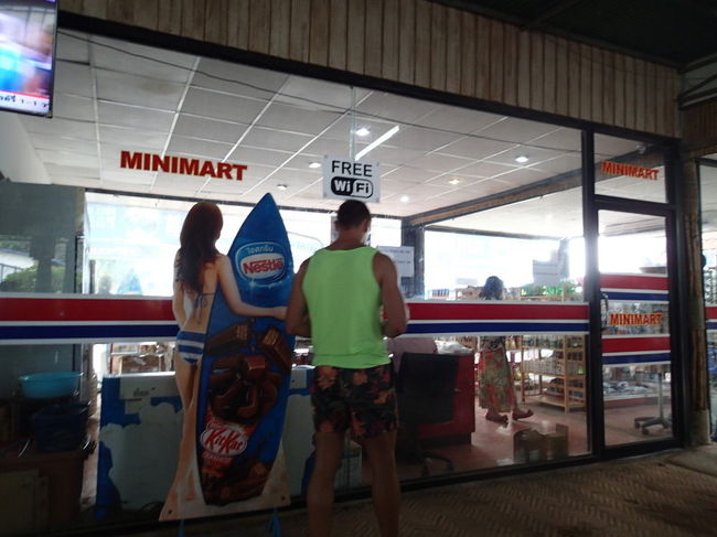 この前にはコンビニもあります