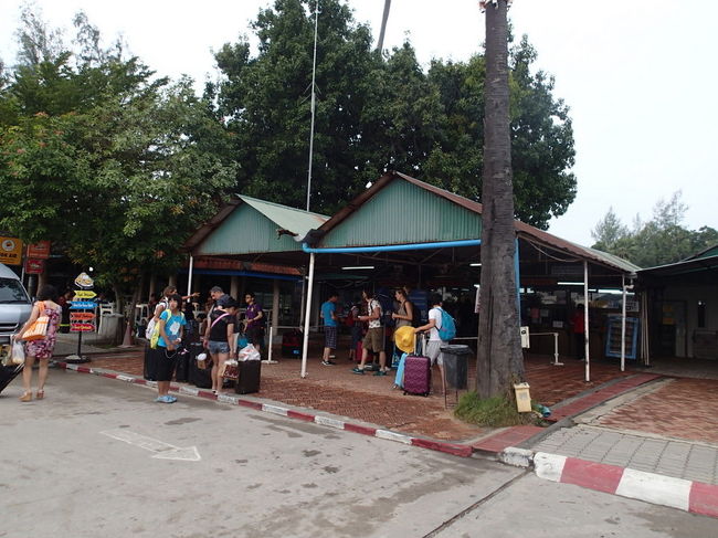 ナンユアン島への受付です。<br /><br />ちなみに、ナンユアン島へはペットボトルの持ち込みは禁止だそうです。<br />ですから、ナンユアン島では、<br />グラス入りかボトル入りのものしか売っていませんでした。<br /><br />おまけに水は貴重なので、多くの人は、シュノーケル後に、海水につかったままで帰ってきます。<br />シャワーの希望者は、一応真水のシャワーもありますが、50バーツだそうです。シャワーの近くにある、バーにスタッフにシャワーと行ってお金を渡すと、カウンター内にシャワーのコックがあるようで、妻がシャワーをお金を払うと水を出してくれて、浴びているとシャワーが出ていると、他の観光客が並んでいたようですが、妻が終わったのを確認すると、すぐに水をカウンター内から止めたそうです。