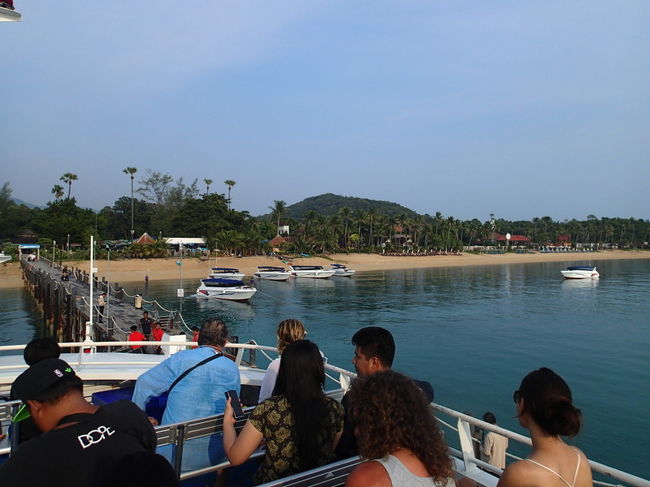 途中でパンガン島によります。<br />タオ島によることもあるようです。<br /><br />スタッフ同行ツアーの場合は、かならず降りる前にスタッフが声を掛けますので間違って勝手に降りないように。