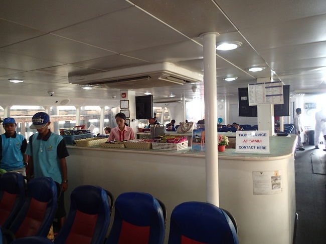 売店<br /><br />サムイ港でのタクシー送迎は一律150バーツという看板がありました。