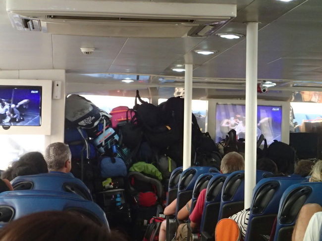 フルムーンパティーが近づいてパンガン島へ渡るが人多く、船内には荷物が山積み