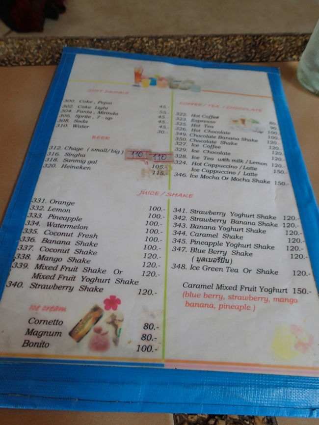 メニュー表<br />マンゴシェイクで120バーツ<br />バナナは100バーツ