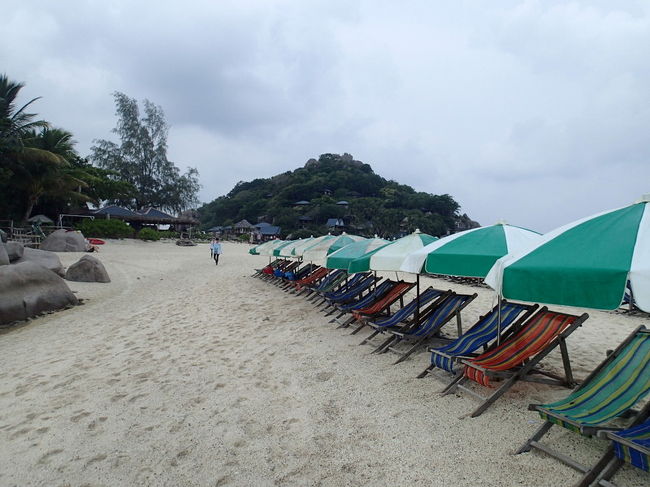 ビーチチェアは整然と並んでいます。<br />一セット150バーツ必ず早めに借りましょう。<br />我が家は４人で２セット借りて300バーツ<br />ビーチは暑いですから、すぐに埋まります。<br />