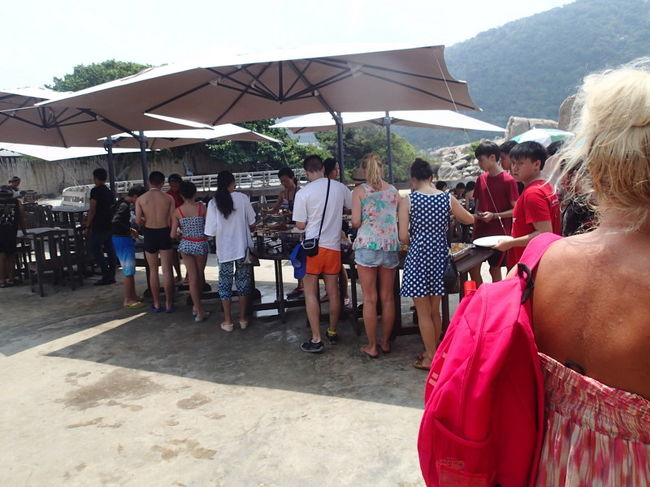 11:30からバイキングランチです。<br />自由席ですので早い者勝ち。<br />こちらはアントンと違って取り放題。もちろん料理の補充はされます<br />