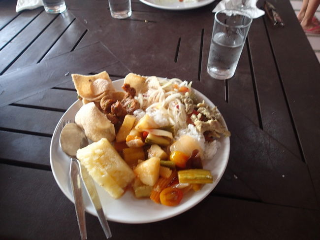 どっさり盛りました。<br />このえびせん好きなんですよね。<br />あとで、おかわりしちゃいました。<br /><br />でも、後から考えれば、この時しっかり食べておいてよかった。