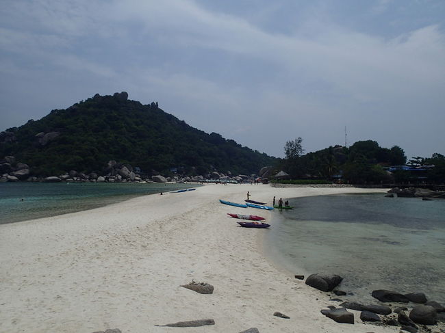 砂州の白がきれいですね。向こうに見える山のてっぺんが、ナンユアン島のビューポイントです。山の手前を半周ぐらい左手に歩いて行き止まりから急な山道を登っていきます。途中、プライベートコテージがありますが、もちろん進入禁止です。