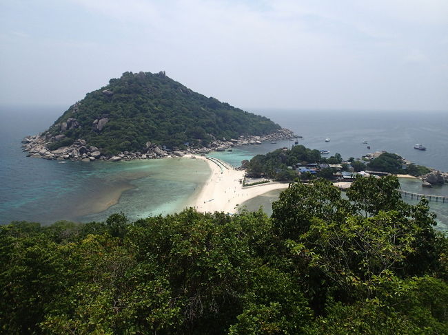 表紙に使った、ビューポイントからのビーチの眺め。<br />ここまでの道は結構大変です。<br />山中で、ばてて動けない人が何人かいました。