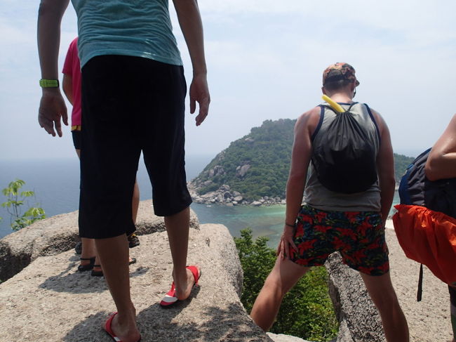 ちなみに、柵などありません。足場はこんな断崖絶壁