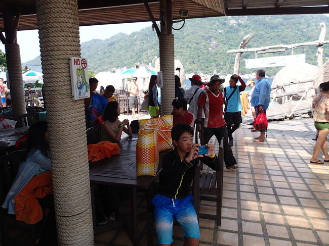 帰りの船待ち<br />この日は、出航が1時間遅れ。<br />14:20が15:20発に<br /><br />14:00頃。同行スタッフが船が遅れると連絡してくれました。<br />連絡を受けるには居場所が、はっきりしている必要があるので、初めにパラソルの位置を、スタッフに確認されました。私は念のため、スマホの番号も交換しましたが。