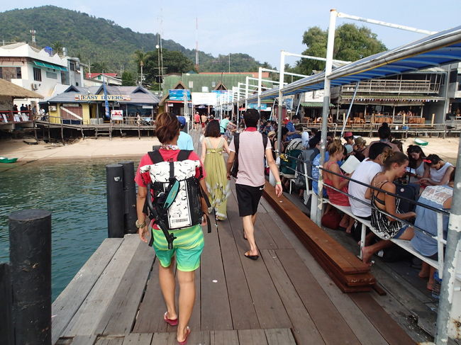 タオの桟橋。<br />15分ぐらい時間があるので陸に上がっていいよとのこと。<br />右の待ち人たちの列は<br />同じ船で、これからパンガン島に渡る人たち<br />ここではこんなに天気がいいのに．．．この後．．