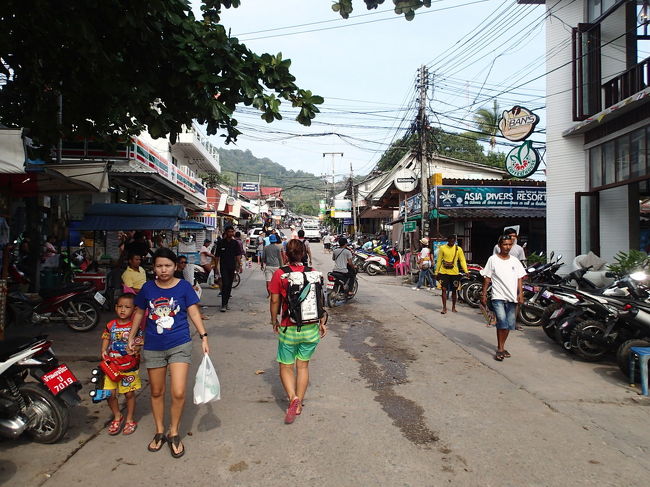 タオ島を散歩して船に帰って待っているとようやく、行きに乗ってきた大型船がやってきましたが、大勢の乗客が降り、多量の荷物を下ろすのに時間がかかり,またしても遅れる。<br /><br />そして、その後、予期せぬ不幸が乗客を襲う。<br /><br />写真はありませんが、パンガン島周辺が嵐で、台風の実況中継状態の暴風雨に。<br />さきほどのパンガン島行きの乗客たちは、嵐の中荷物を抱えて船を下りていき大変そうでした。もちろん海も大荒れ<br />ジェットコースターに乗っているような状態です。<br />倒れる人続出でエチケットバックが飛び交っていました。<br /><br />ですが、サムイ島に近づくにつれ、嵐は収まり、凪になり、港は静かなものでした。<br />疲れる一日でした。