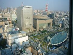 名古屋テレビ塔室内デッキから見たオアシス21・芸術文化センター・NHK名古屋放送局。
