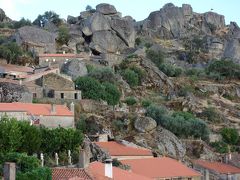 ■モンサントMonsanto （1泊2日：実質2時間観光）

7/18　20：30〜散歩（1時間）
7/19　12：00〜14：00　散歩（1時間）+昼食

「巨大岩と一体化した家々の神秘的な村」を見に来た。

この旅で1番良かった場所！本当に不思議な景色で、村までは見通しのきくサファリパークのような道をひたすら走る。進行方向の奥に見える山がその村で、どんどん近づく様子にもわくわくしました。時々ある村の田舎風景も良かった。宿泊先も素敵なところで、もう1泊ゆっくり過ごしたかったです。車観光なら絶対行った方がいいです。

■宿泊  55ユーロ
Casa do Miradouro (カサ ド ミラドウロ)
Rua da Soenga 7, 6060-091 Monsanto, Portugal
宿泊は、モンサントか近くのカステロ・ブランコが定番のようです。個人的にはモンサント宿泊をお勧めします。

※ローカル線を駆使してなんとかアクセスする方法もあるようですが、移動時間と手間を考えるとタクシーかレンタカーがよい。