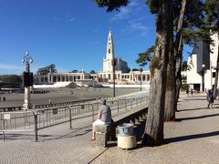 ■ファティマFátima（1時間）
18：00〜19：00
「カトリックの聖地」を訪れる。

ポルトガルのマリア様像を見てみたくて来ました。駐車場前にはお土産屋さんが集結していて、周辺はホテルだらけ。4Trabel情報で、場所が変わったという観光案内所は、車で走っている途中に見つけました。開けた大通りで見つけやすい場所ですが、大聖堂から少し離れてます。