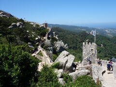■万里の長城みたいな「ムーアの城跡」

木々の間を通り抜けて、要塞を歩く。歩いた先にはペーナ宮殿が見えます。カメラのズーム機能があまりないのできれいに撮れませんでした。風が強いので帽子が飛びます。高いヒールで観光している女子グループに驚いた。足場よくないのでおしゃれするならペタンコサンダルがいいですよ。

■入場料　41.80ユーロ（２人分）
※ムーアとペーナ、セットでチケット買うと安くなるのでセットにしました。
・ムーア（1人分/8ユーロ）
・ペーナ（1人分/14ユーロ）
バス停で下車するお客さんが、皆同じ切符売り場で購入するので並びます。この日レジには一人しかスタッフがいなくて結構待ちました。セットで買ったことで、ペーナ宮殿に入るときは、入場券窓口の行列に並ばずに入れてよかったです。
バス停降りてすぐに無料の公衆トイレがあります。