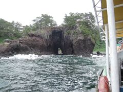 　巌門で最も有名だと言う、穴開き岩です。
　夏の日本海にしては少々波がありました。