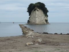 　更に1時間以上走って着いたのが見附島
　見物するのはこれだけ。他には何もありません。
　島に続く道にアマモが打ち寄せられていたので、海中に生えているのがないかと探しましたが見つかりませんでした。
　