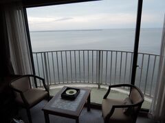 　写真は、宿泊した輪島のホテル高州園の部屋から撮したものです。
　全室海側というのが売りですが、温泉も良かったですよ。

　また此処も、ホテルの外は寂しいものでした。ただ、コンビニが200メートルほど離れたところにあるので、酒類、つまみ類の補充は出来ます。