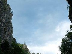 シュコツィヤン鍾乳洞の出口から出たと言っても、チケット売り場がある場所と同じ高さの地表というわけではなく、そこはヴェリカと名が付いたドリーネの中腹。

ドリーネは、地下の石灰岩質の洞窟が崩れることにより地表が落ち込んで出来る窪みの事なんですが、このヴェリカ・ドリーネの規模の大きいこと！

上を仰ぐと、その円形に開いたドリーネの縁がやっとカメラに収まる位の規模。
この隣には、もう少し規模の小さいマーラ・ドリーネもあるんだそう。