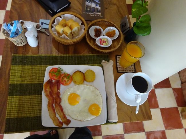 シハヌークビルへ出発の朝オジンは<br />しっかりと朝食を摂って