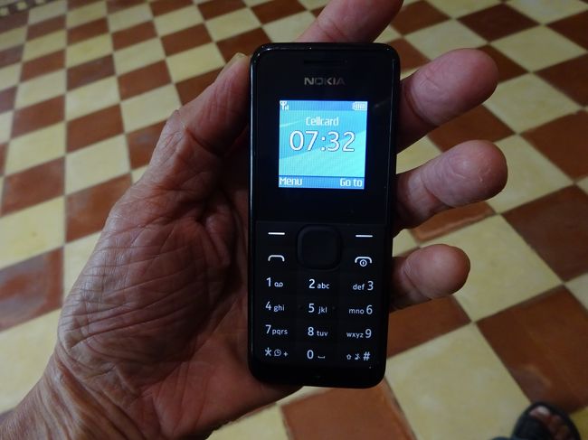 バス会社から電話<br />出発のピックアップが１時間遅れるとの事<br /><br />このNOKIA105の安電話海外では本当に重宝します<br />通話は格安国際電話も安いです