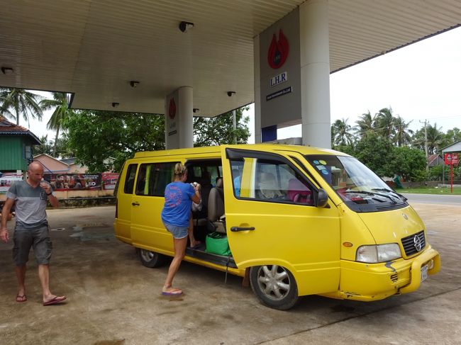 待つ事１時間黄色いぼろのミニバン到着<br />ガソリンを補給して