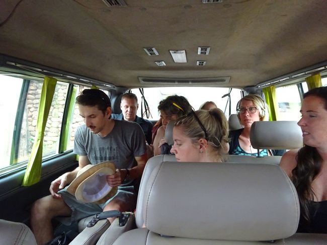 ギュウギュウ詰めの旅行客を乗せて