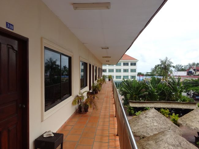 廊下から海岸方面を望みます