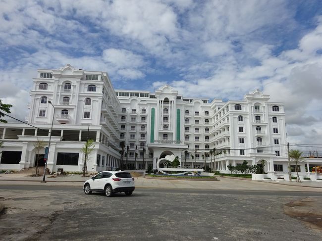 海岸近くには豪華なホテルが新築中<br />