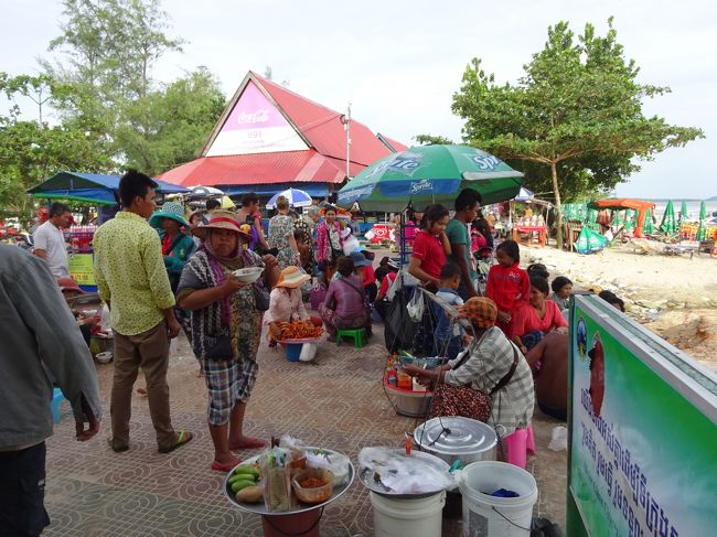 大勢の地本の人達が海水浴を楽しんでいます