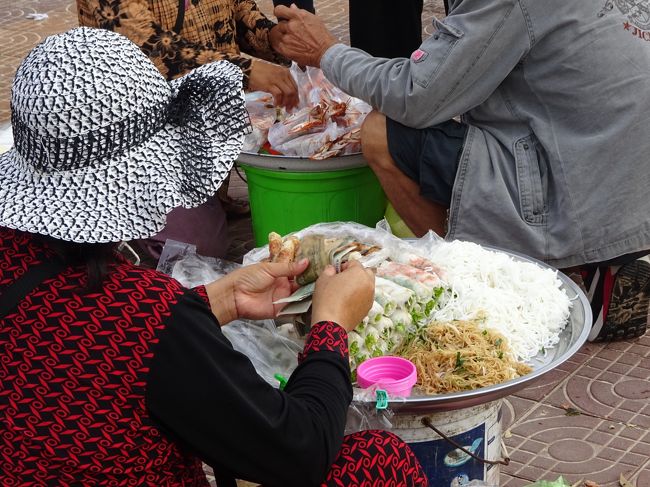 おばさん達の呼び込みは半端では有りません