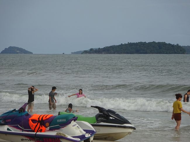 楽しそうに戯れる人々を見ながら散策