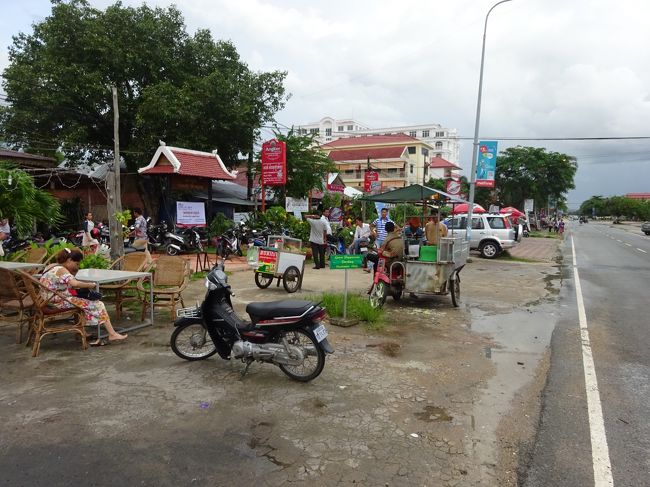 少し早い時間ですがシハヌークビルへ来た<br />目的である海鮮BBQを食べるために<br />屋台街を目指します